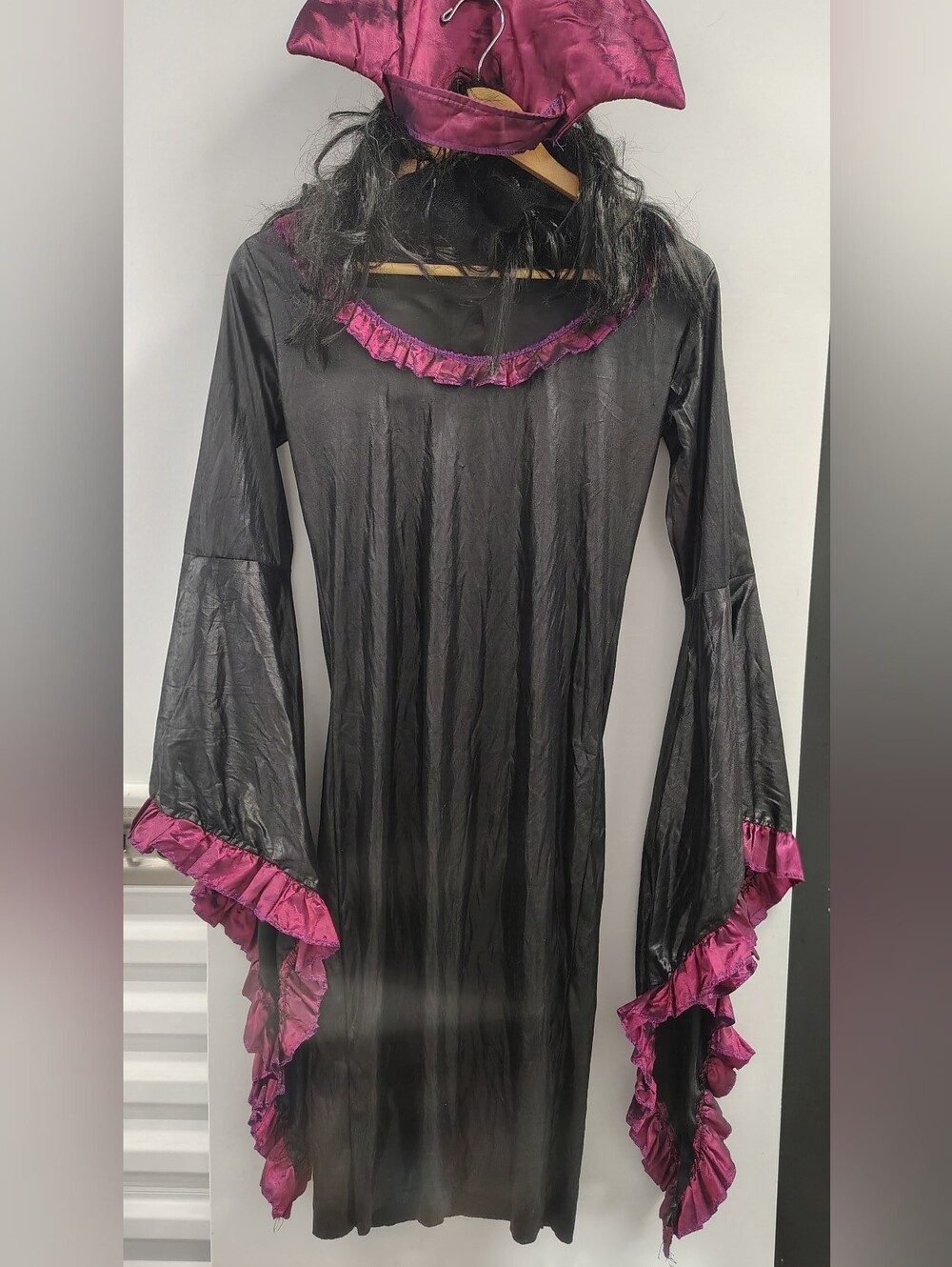 Costume: Halloween Women's Gothic Vampire Sorceress Witchy Black Magenta Sz S-M
